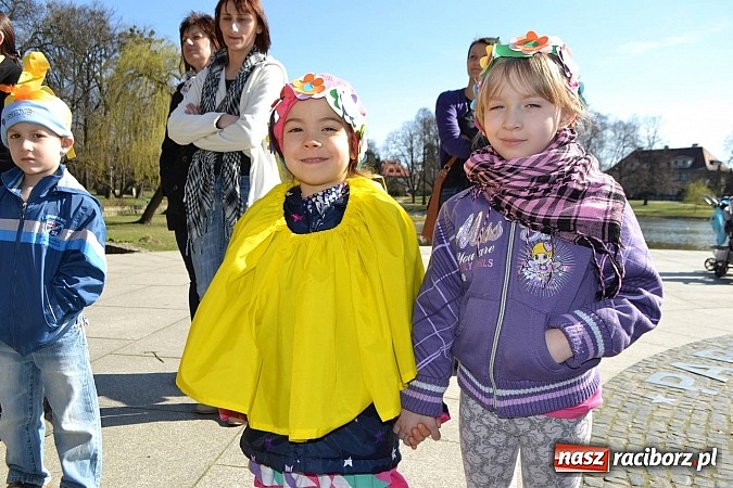 Zdjęcie w galerii na portalu naszraciborz.pl: Przedszkolne pożegnanie zimy i przywitanie wiosny w parku Roth wiadomości z regionu