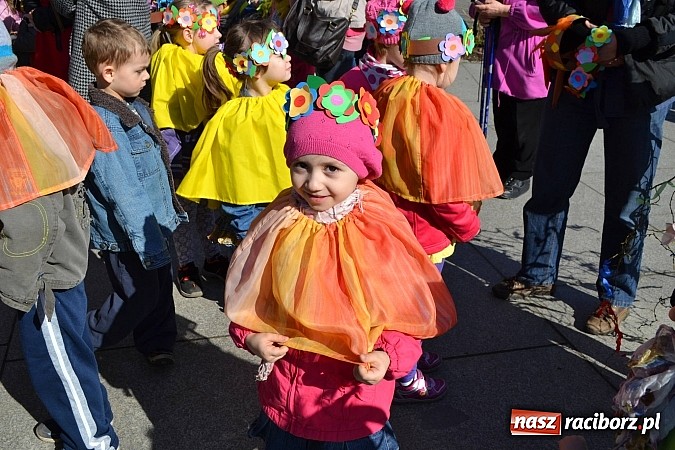 Zdjęcie w galerii na portalu naszraciborz.pl: Przedszkolne pożegnanie zimy i przywitanie wiosny w parku Roth wiadomości z regionu