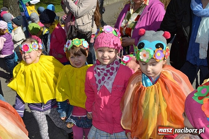 Zdjęcie w galerii na portalu naszraciborz.pl: Przedszkolne pożegnanie zimy i przywitanie wiosny w parku Roth wiadomości z regionu