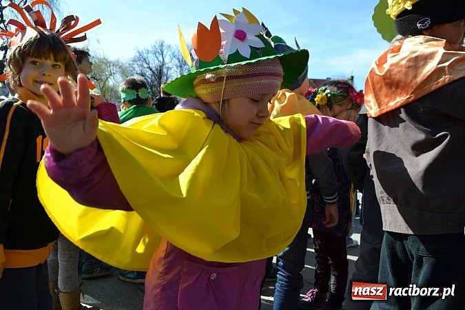 Zdjęcie w galerii na portalu naszraciborz.pl: Przedszkolne pożegnanie zimy i przywitanie wiosny w parku Roth wiadomości z regionu