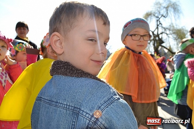Zdjęcie w galerii na portalu naszraciborz.pl: Przedszkolne pożegnanie zimy i przywitanie wiosny w parku Roth wiadomości z regionu