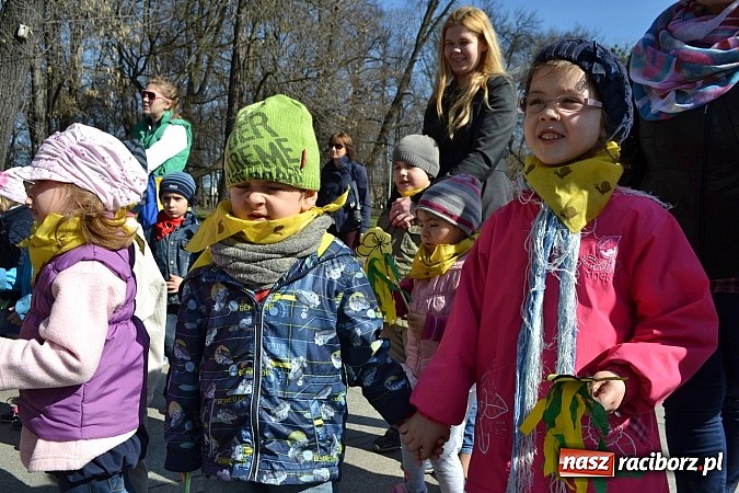 Zdjęcie w galerii na portalu naszraciborz.pl: Przedszkolne pożegnanie zimy i przywitanie wiosny w parku Roth wiadomości z regionu