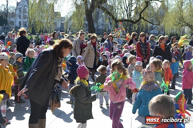 Zdjęcie w galerii na portalu naszraciborz.pl: Przedszkolne pożegnanie zimy i przywitanie wiosny w parku Roth wiadomości z regionu