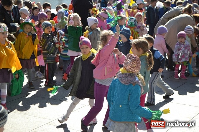 Zdjęcie w galerii na portalu naszraciborz.pl: Przedszkolne pożegnanie zimy i przywitanie wiosny w parku Roth wiadomości z regionu