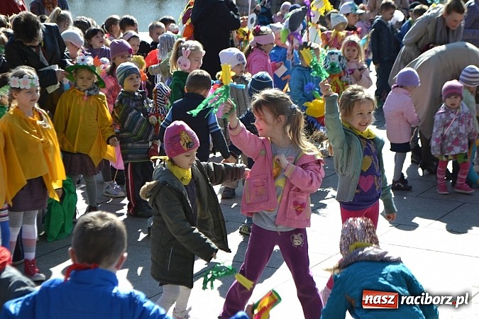 Zdjęcie w galerii na portalu naszraciborz.pl: Przedszkolne pożegnanie zimy i przywitanie wiosny w parku Roth wiadomości z regionu