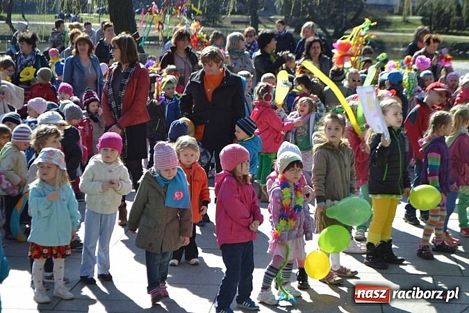 Zdjęcie w galerii na portalu naszraciborz.pl: Przedszkolne pożegnanie zimy i przywitanie wiosny w parku Roth wiadomości z regionu