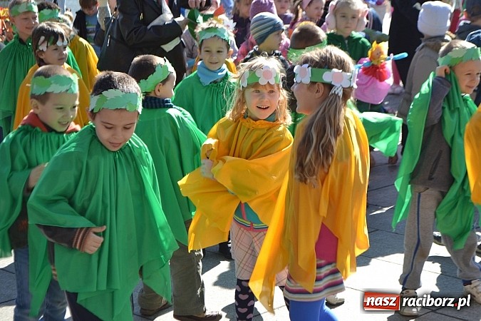 Zdjęcie w galerii na portalu naszraciborz.pl: Przedszkolne pożegnanie zimy i przywitanie wiosny w parku Roth wiadomości z regionu