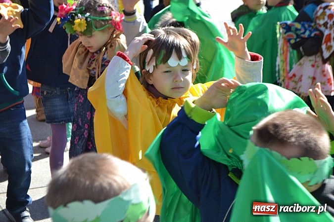 Zdjęcie w galerii na portalu naszraciborz.pl: Przedszkolne pożegnanie zimy i przywitanie wiosny w parku Roth wiadomości z regionu