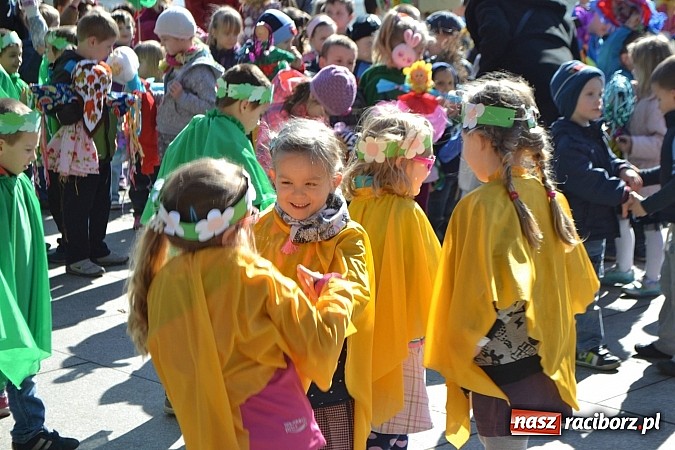 Zdjęcie w galerii na portalu naszraciborz.pl: Przedszkolne pożegnanie zimy i przywitanie wiosny w parku Roth wiadomości z regionu