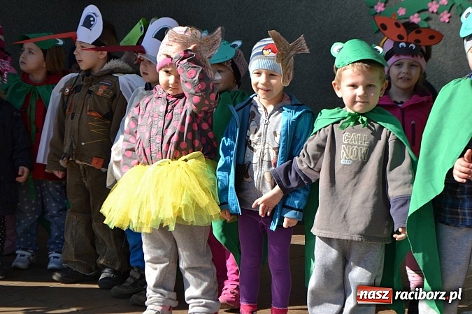 Zdjęcie w galerii na portalu naszraciborz.pl: Przedszkolne pożegnanie zimy i przywitanie wiosny w parku Roth wiadomości z regionu