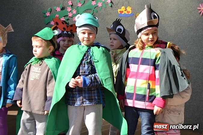 Zdjęcie w galerii na portalu naszraciborz.pl: Przedszkolne pożegnanie zimy i przywitanie wiosny w parku Roth wiadomości z regionu