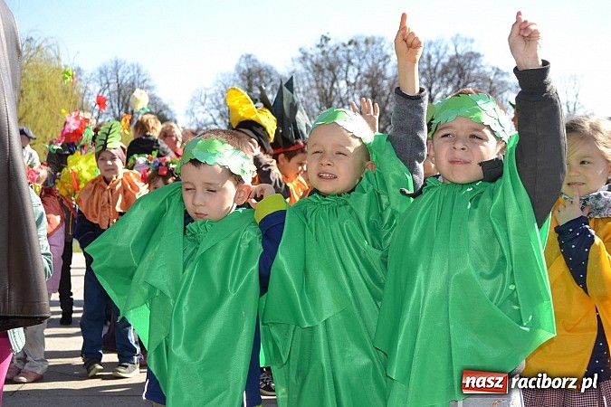 Zdjęcie w galerii na portalu naszraciborz.pl: Przedszkolne pożegnanie zimy i przywitanie wiosny w parku Roth wiadomości z regionu