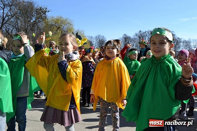 Zdjęcie w galerii na portalu naszraciborz.pl: Przedszkolne pożegnanie zimy i przywitanie wiosny w parku Roth wiadomości z regionu
