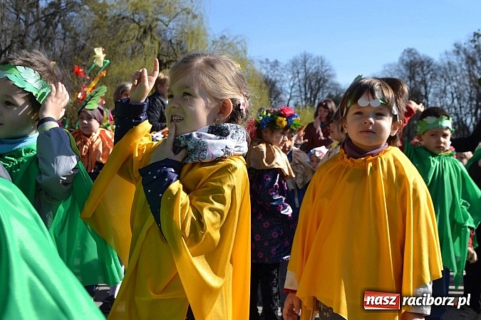 Zdjęcie w galerii na portalu naszraciborz.pl: Przedszkolne pożegnanie zimy i przywitanie wiosny w parku Roth wiadomości z regionu