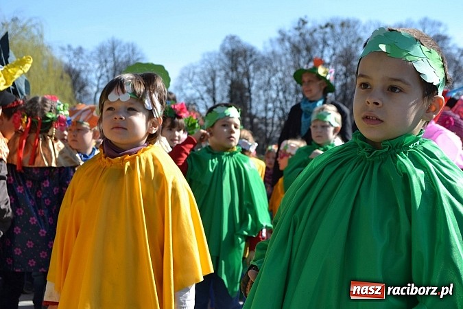 Zdjęcie w galerii na portalu naszraciborz.pl: Przedszkolne pożegnanie zimy i przywitanie wiosny w parku Roth wiadomości z regionu