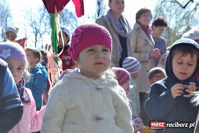Zdjęcie w galerii na portalu naszraciborz.pl: Przedszkolne pożegnanie zimy i przywitanie wiosny w parku Roth wiadomości z regionu