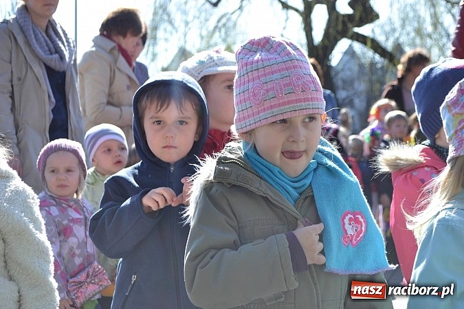 Zdjęcie w galerii na portalu naszraciborz.pl: Przedszkolne pożegnanie zimy i przywitanie wiosny w parku Roth wiadomości z regionu