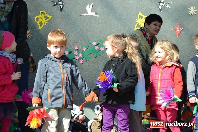 Zdjęcie w galerii na portalu naszraciborz.pl: Przedszkolne pożegnanie zimy i przywitanie wiosny w parku Roth wiadomości z regionu