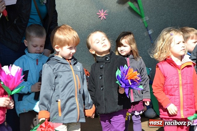 Zdjęcie w galerii na portalu naszraciborz.pl: Przedszkolne pożegnanie zimy i przywitanie wiosny w parku Roth wiadomości z regionu