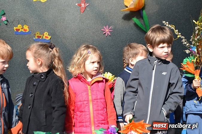 Zdjęcie w galerii na portalu naszraciborz.pl: Przedszkolne pożegnanie zimy i przywitanie wiosny w parku Roth wiadomości z regionu