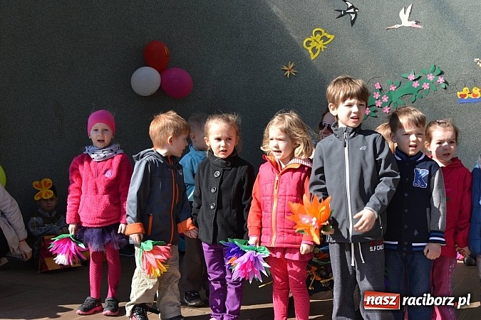 Zdjęcie w galerii na portalu naszraciborz.pl: Przedszkolne pożegnanie zimy i przywitanie wiosny w parku Roth wiadomości z regionu