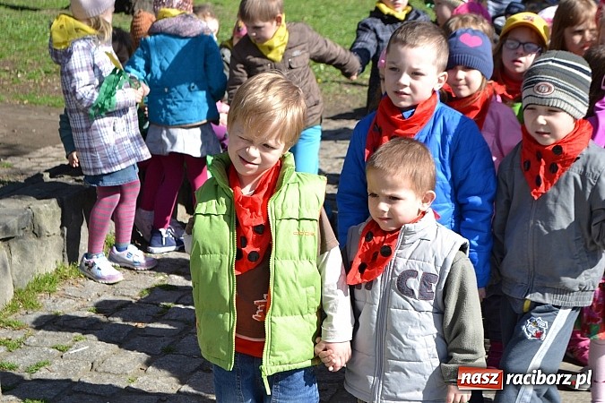 Zdjęcie w galerii na portalu naszraciborz.pl: Przedszkolne pożegnanie zimy i przywitanie wiosny w parku Roth wiadomości z regionu