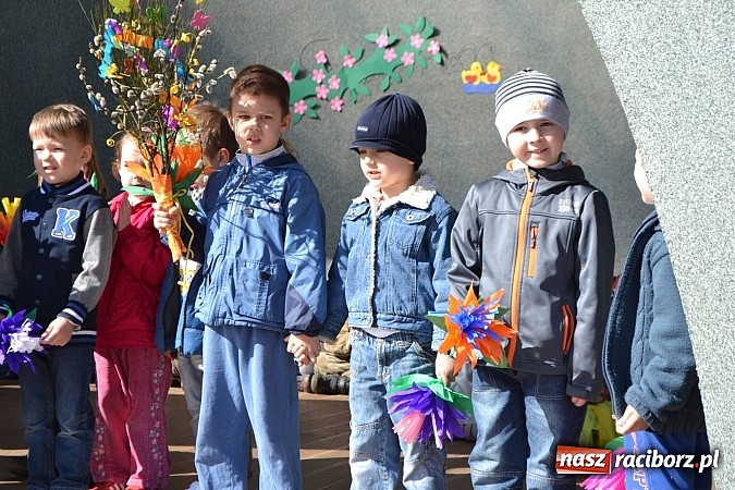 Zdjęcie w galerii na portalu naszraciborz.pl: Przedszkolne pożegnanie zimy i przywitanie wiosny w parku Roth wiadomości z regionu