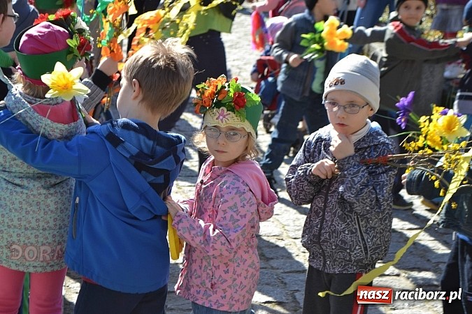 Zdjęcie w galerii na portalu naszraciborz.pl: Przedszkolne pożegnanie zimy i przywitanie wiosny w parku Roth wiadomości z regionu