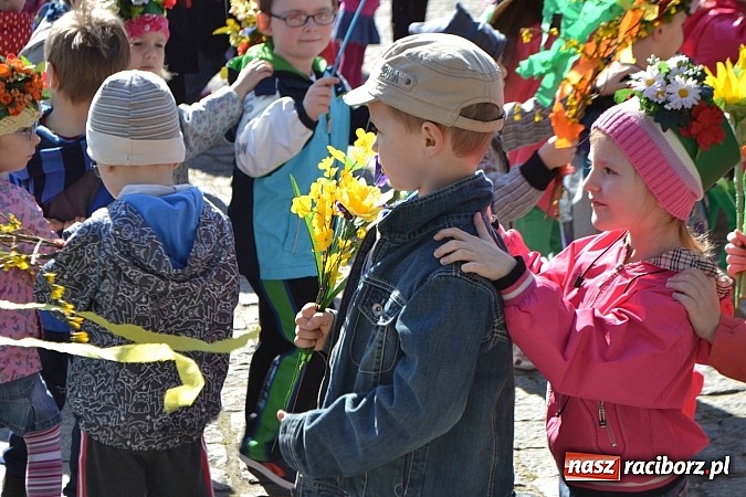 Zdjęcie w galerii na portalu naszraciborz.pl: Przedszkolne pożegnanie zimy i przywitanie wiosny w parku Roth wiadomości z regionu