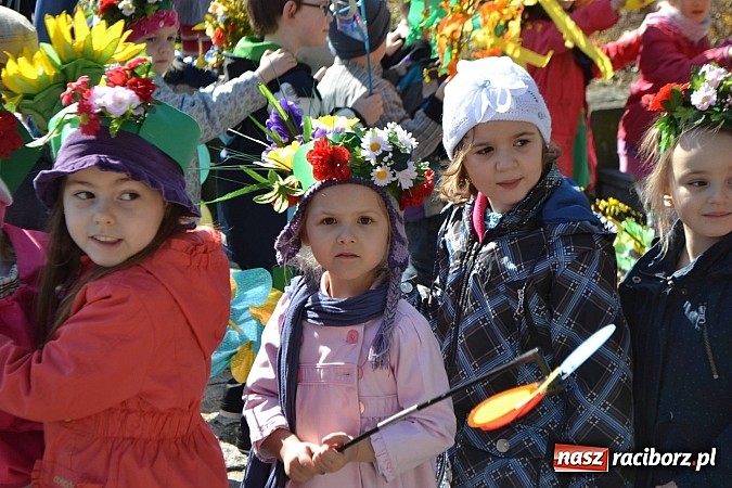 Zdjęcie w galerii na portalu naszraciborz.pl: Przedszkolne pożegnanie zimy i przywitanie wiosny w parku Roth wiadomości z regionu
