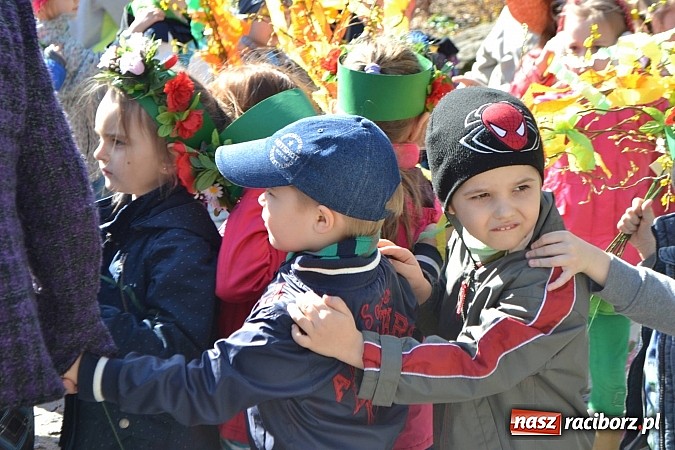 Zdjęcie w galerii na portalu naszraciborz.pl: Przedszkolne pożegnanie zimy i przywitanie wiosny w parku Roth wiadomości z regionu