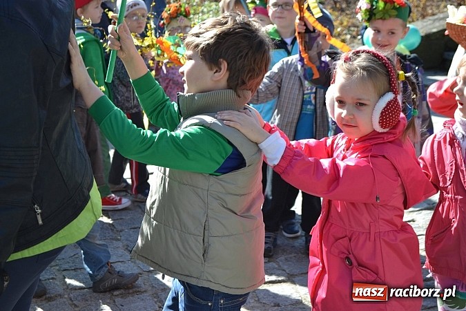Zdjęcie w galerii na portalu naszraciborz.pl: Przedszkolne pożegnanie zimy i przywitanie wiosny w parku Roth wiadomości z regionu