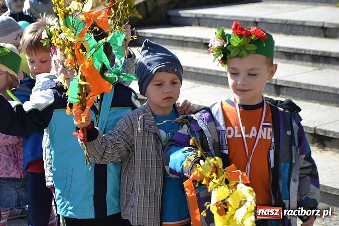 Zdjęcie w galerii na portalu naszraciborz.pl: Przedszkolne pożegnanie zimy i przywitanie wiosny w parku Roth wiadomości z regionu