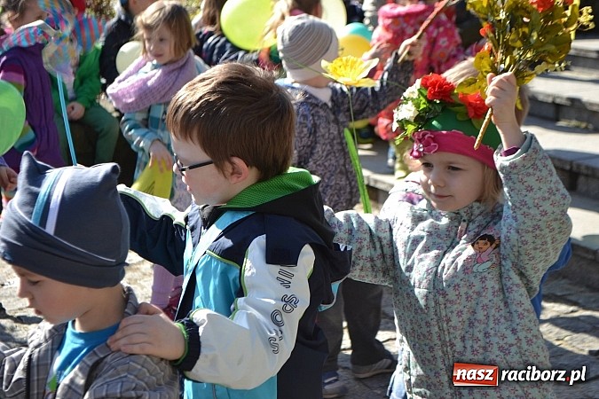 Zdjęcie w galerii na portalu naszraciborz.pl: Przedszkolne pożegnanie zimy i przywitanie wiosny w parku Roth wiadomości z regionu