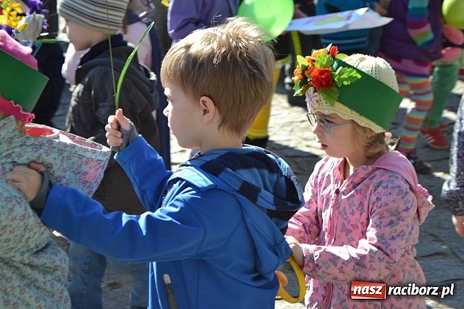 Zdjęcie w galerii na portalu naszraciborz.pl: Przedszkolne pożegnanie zimy i przywitanie wiosny w parku Roth wiadomości z regionu