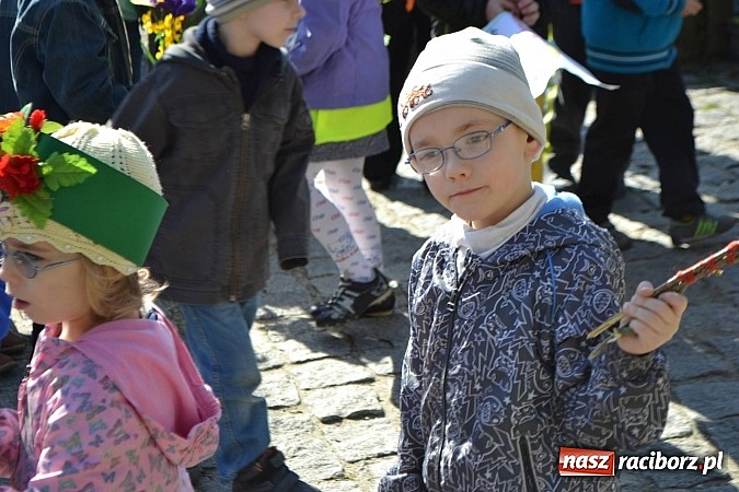 Zdjęcie w galerii na portalu naszraciborz.pl: Przedszkolne pożegnanie zimy i przywitanie wiosny w parku Roth wiadomości z regionu