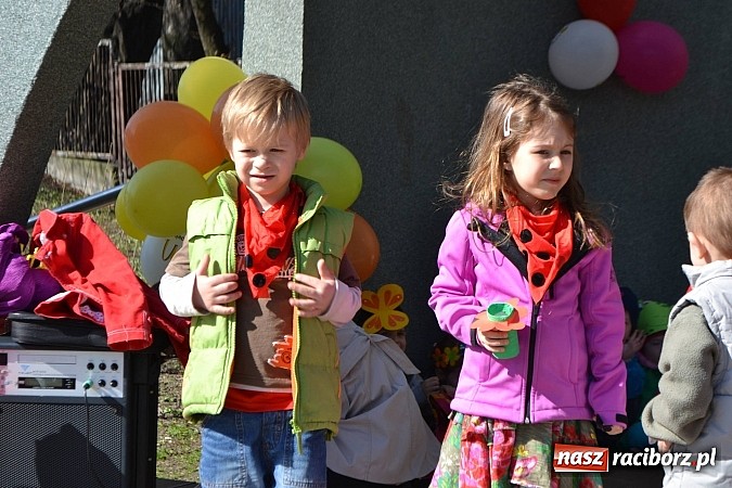Zdjęcie w galerii na portalu naszraciborz.pl: Przedszkolne pożegnanie zimy i przywitanie wiosny w parku Roth wiadomości z regionu