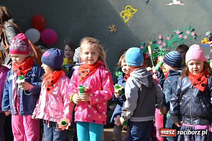Zdjęcie w galerii na portalu naszraciborz.pl: Przedszkolne pożegnanie zimy i przywitanie wiosny w parku Roth wiadomości z regionu