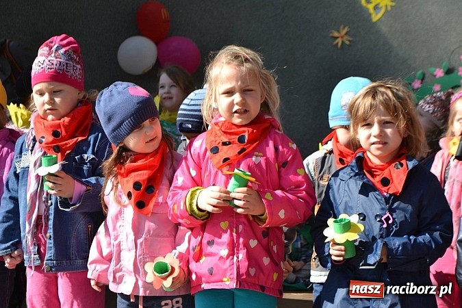 Zdjęcie w galerii na portalu naszraciborz.pl: Przedszkolne pożegnanie zimy i przywitanie wiosny w parku Roth wiadomości z regionu