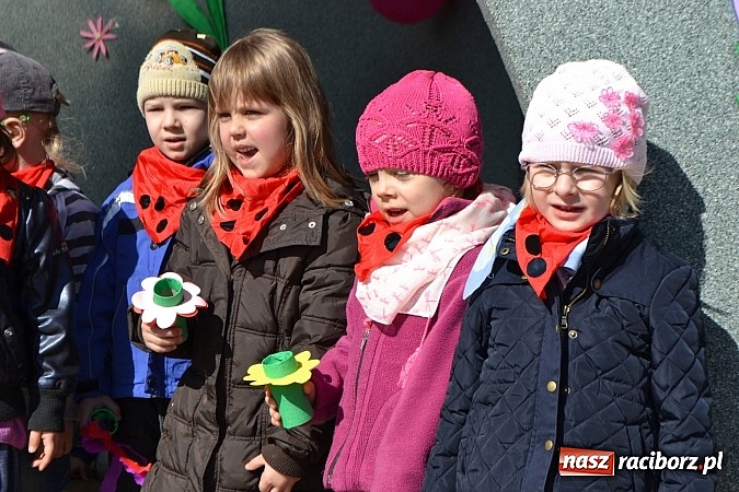 Zdjęcie w galerii na portalu naszraciborz.pl: Przedszkolne pożegnanie zimy i przywitanie wiosny w parku Roth wiadomości z regionu