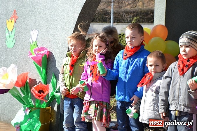 Zdjęcie w galerii na portalu naszraciborz.pl: Przedszkolne pożegnanie zimy i przywitanie wiosny w parku Roth wiadomości z regionu