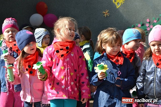 Zdjęcie w galerii na portalu naszraciborz.pl: Przedszkolne pożegnanie zimy i przywitanie wiosny w parku Roth wiadomości z regionu