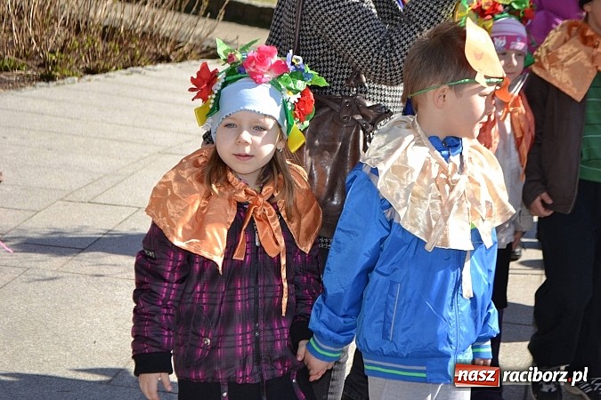 Zdjęcie w galerii na portalu naszraciborz.pl: Przedszkolne pożegnanie zimy i przywitanie wiosny w parku Roth wiadomości z regionu