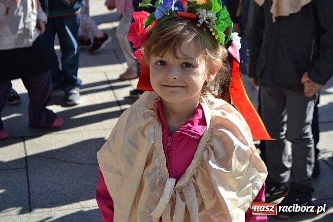 Zdjęcie w galerii na portalu naszraciborz.pl: Przedszkolne pożegnanie zimy i przywitanie wiosny w parku Roth wiadomości z regionu