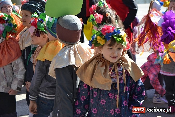 Zdjęcie w galerii na portalu naszraciborz.pl: Przedszkolne pożegnanie zimy i przywitanie wiosny w parku Roth wiadomości z regionu