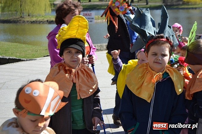 Zdjęcie w galerii na portalu naszraciborz.pl: Przedszkolne pożegnanie zimy i przywitanie wiosny w parku Roth wiadomości z regionu