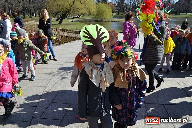 Zdjęcie w galerii na portalu naszraciborz.pl: Przedszkolne pożegnanie zimy i przywitanie wiosny w parku Roth wiadomości z regionu