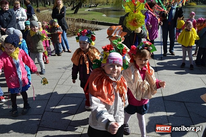 Zdjęcie w galerii na portalu naszraciborz.pl: Przedszkolne pożegnanie zimy i przywitanie wiosny w parku Roth wiadomości z regionu