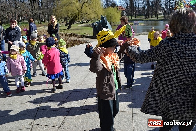 Zdjęcie w galerii na portalu naszraciborz.pl: Przedszkolne pożegnanie zimy i przywitanie wiosny w parku Roth wiadomości z regionu