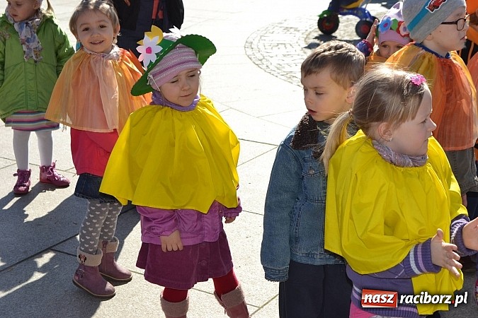 Zdjęcie w galerii na portalu naszraciborz.pl: Przedszkolne pożegnanie zimy i przywitanie wiosny w parku Roth wiadomości z regionu